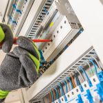 Semne că instalația electrică a locuinței are nevoie de verificare